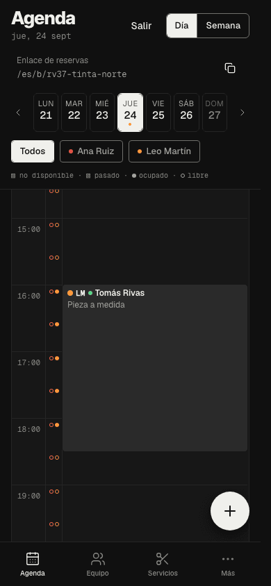 The day's calendar on a phone with a custom piece session from 16:00 to 18:30 with artist Leo Martín (Spanish interface).