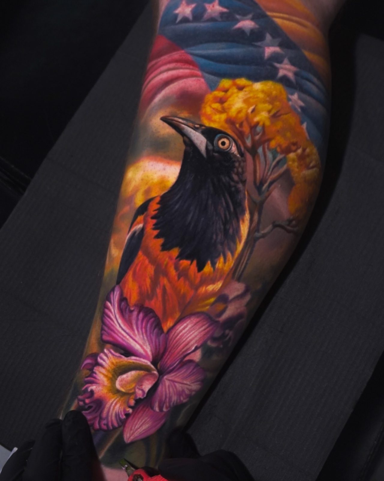 Ave y flores a color · por @pirelatattoo